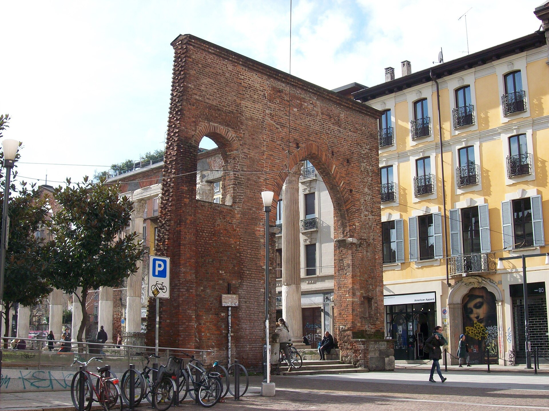 The columns from the side, with the buildings of the square behind them
