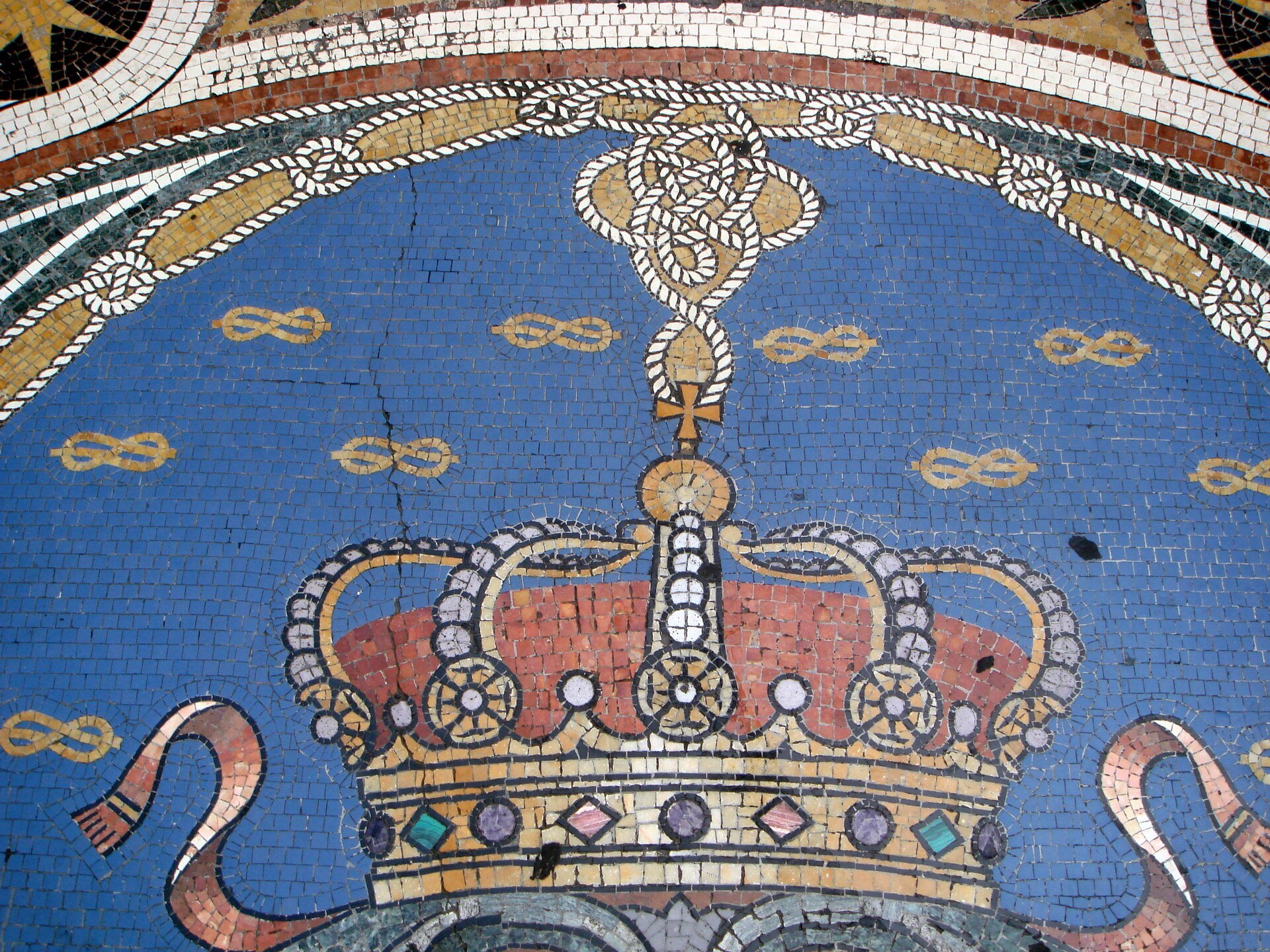 A mosaic crown set into the floor of the Galleria