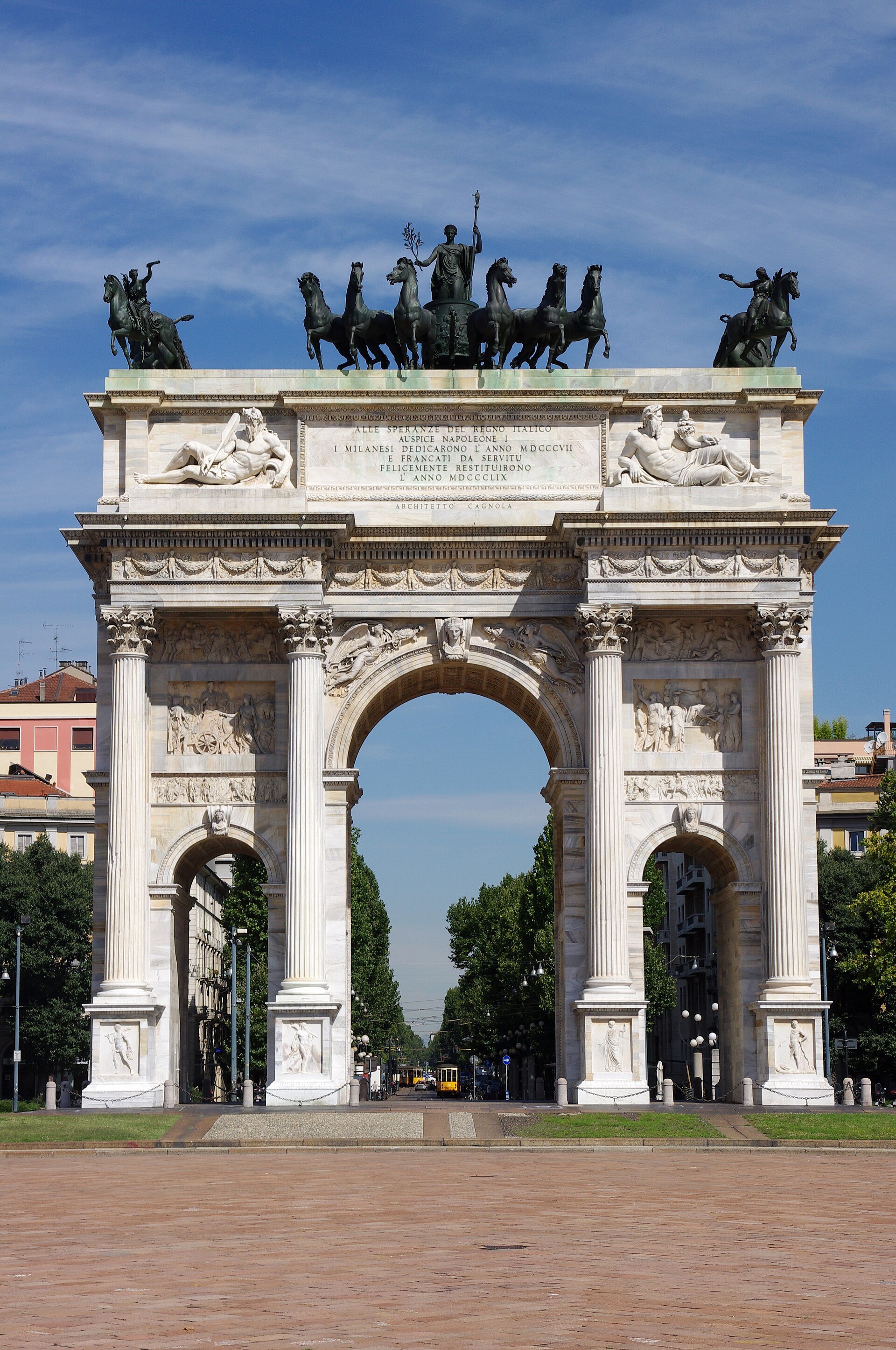 The Arco della Pace from the front, with the avenue running away behind it