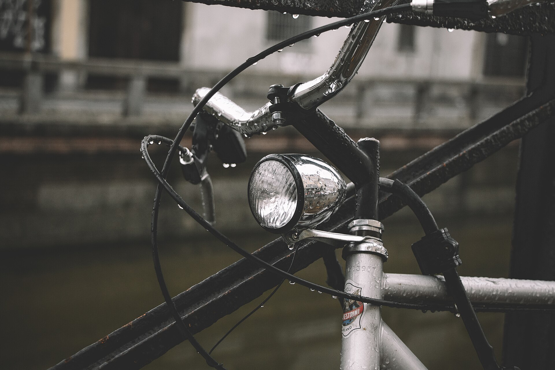 Wet bicycle in Milan (Unsplash)